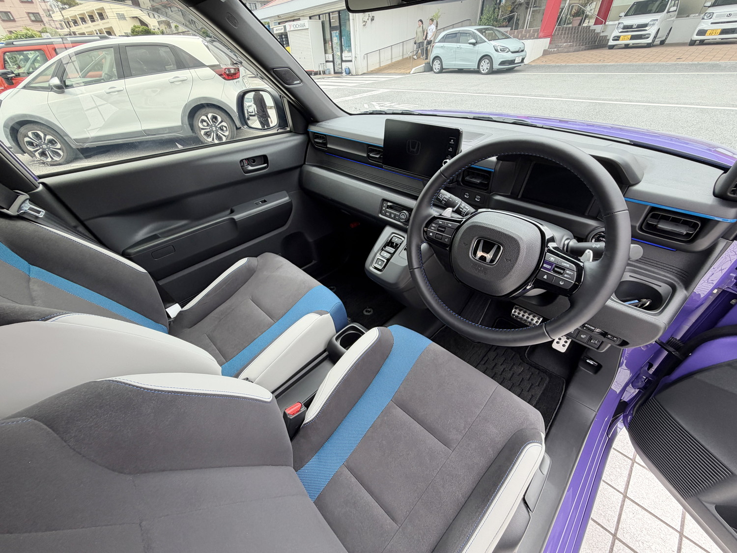 ホンダ Super-ONEの運転席とインパネ