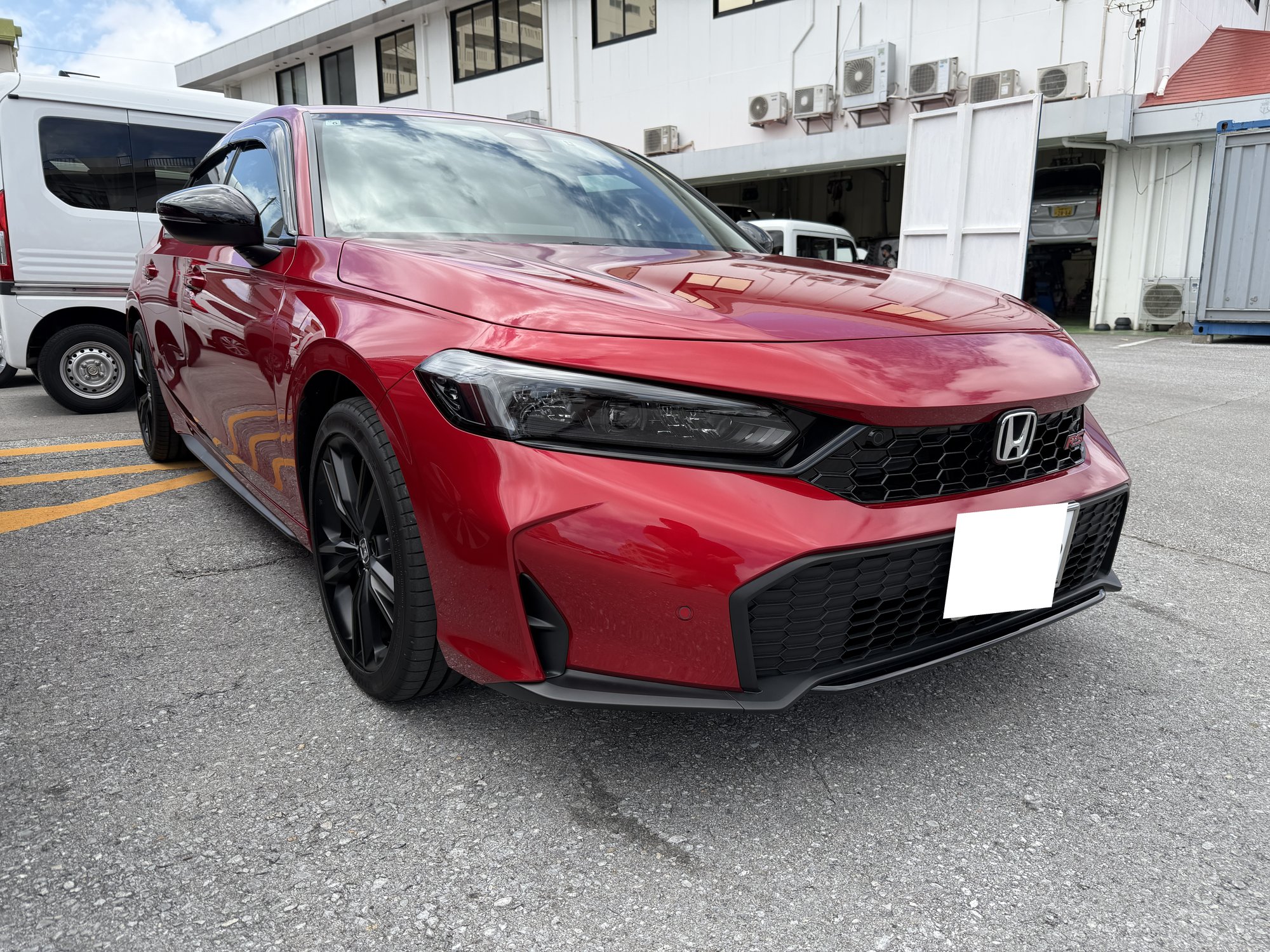 赤いホンダ シビックRSのフロント斜め