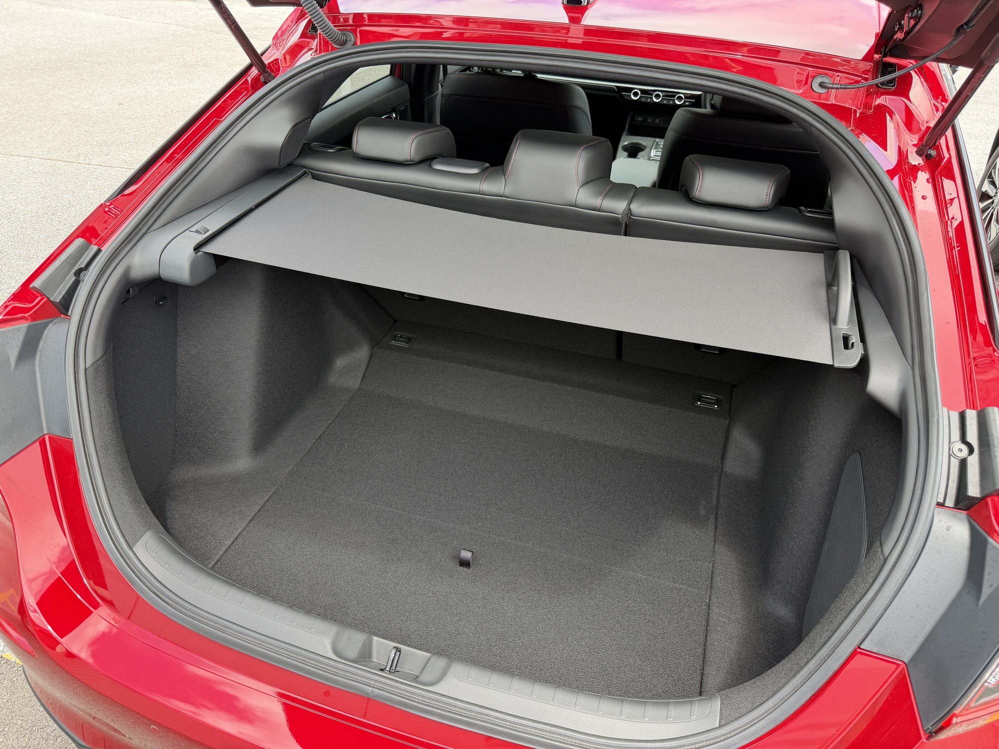 カーゴエリアカバーを閉じたシビックRSの荷室